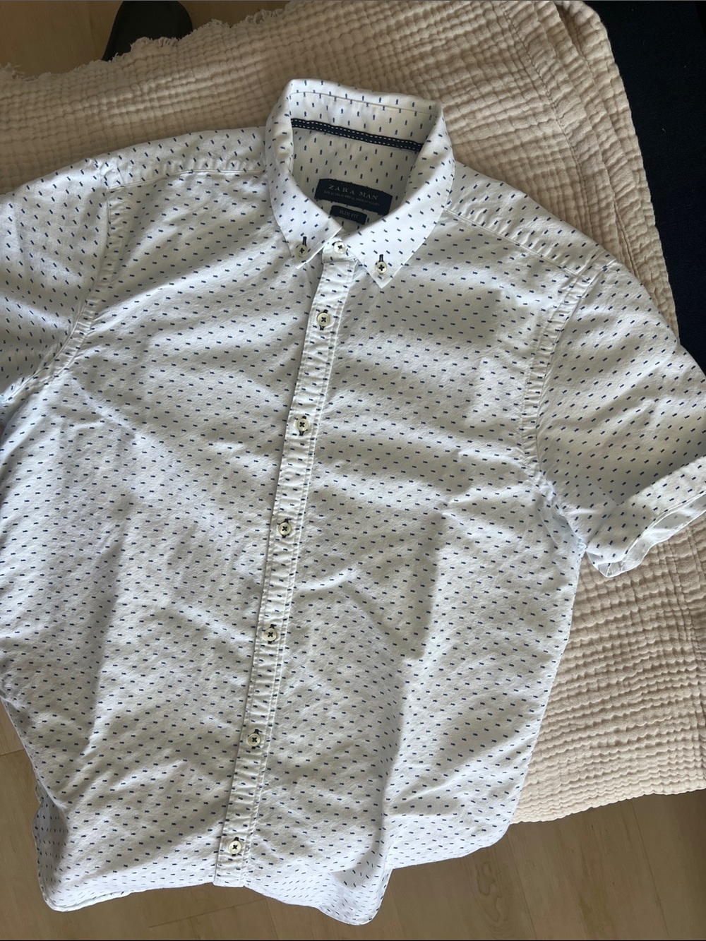Zara White Short-Sleeve Button-Down with Navy Micro-fish pattern - Picture 4 of 8